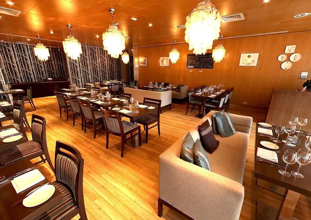 Beales Hotel Хатфилд Экстерьер фото