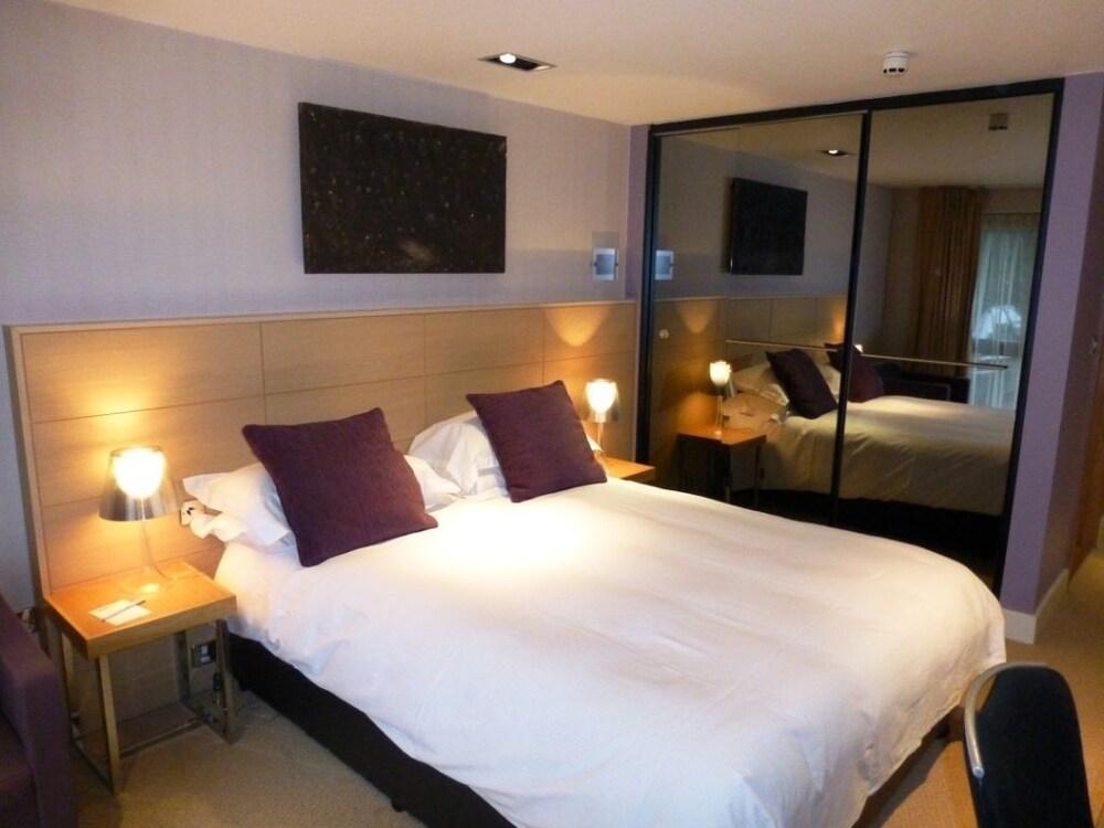 Beales Hotel Хатфилд Экстерьер фото