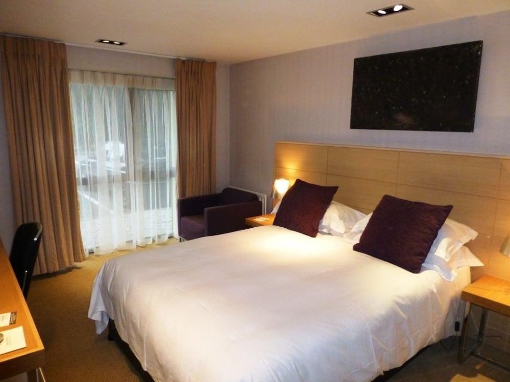 Beales Hotel Хатфилд Экстерьер фото