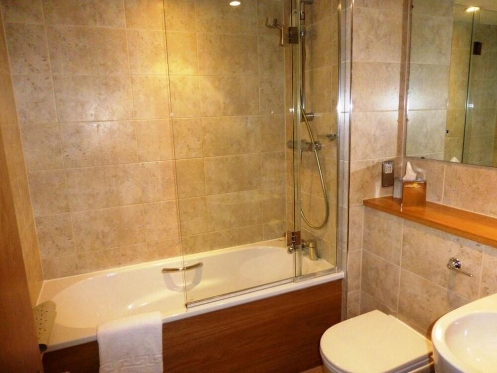 Beales Hotel Хатфилд Экстерьер фото