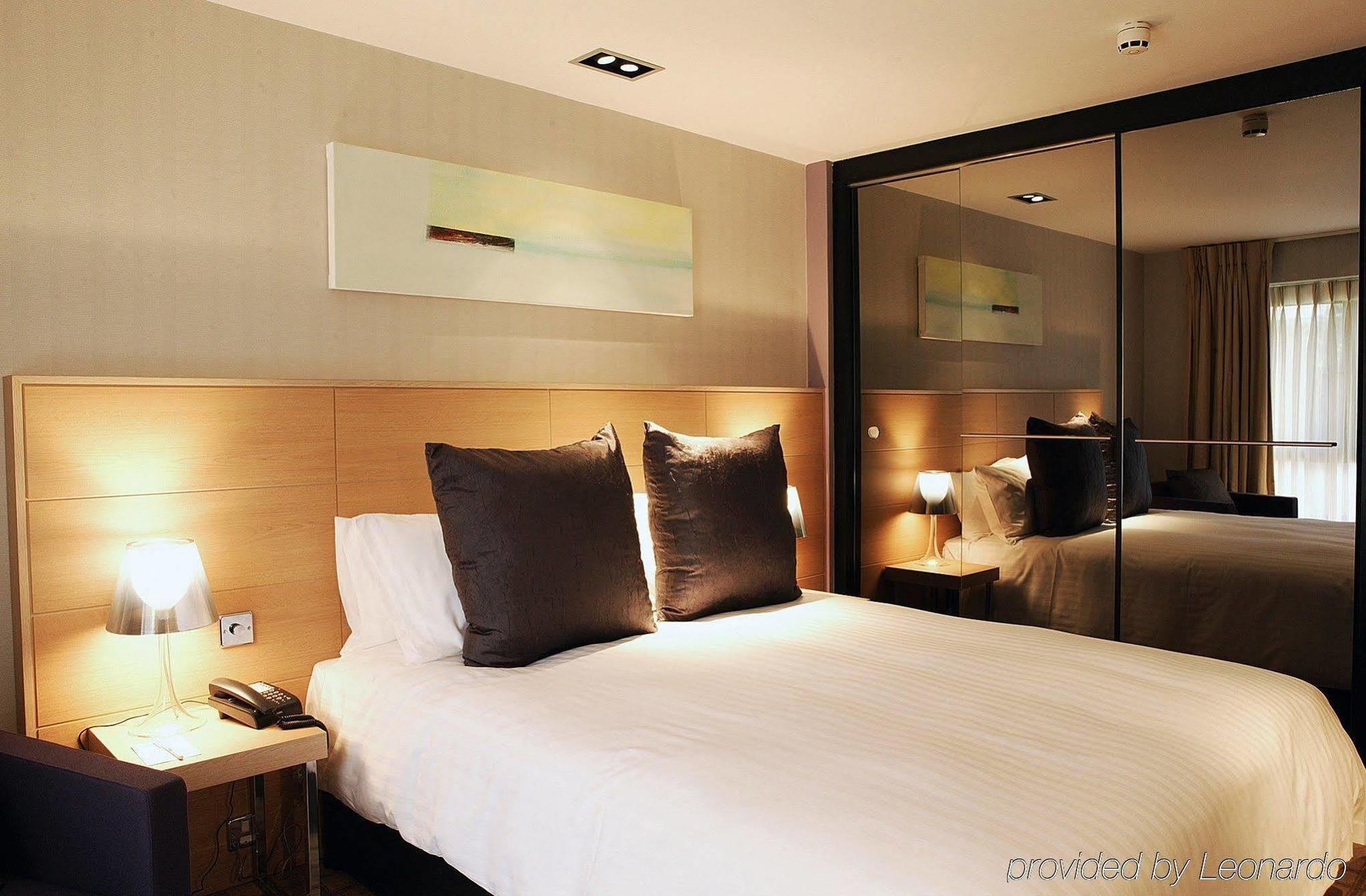 Beales Hotel Хатфилд Экстерьер фото