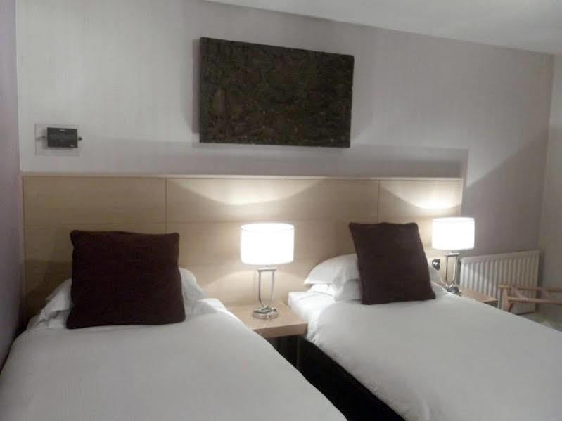 Beales Hotel Хатфилд Экстерьер фото
