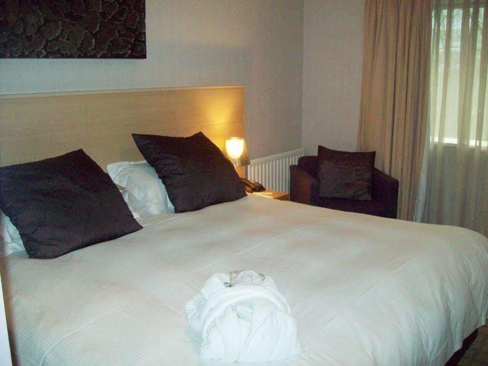 Beales Hotel Хатфилд Экстерьер фото